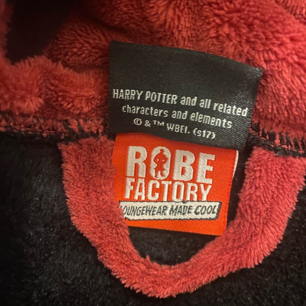 Harry Potter Gryffindor Bathrobe - Picture 4 of 6